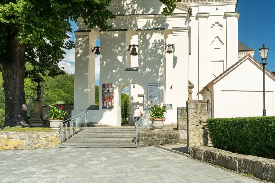 Atrakcja Muszyny kosciol parafialny elewacja frontowa